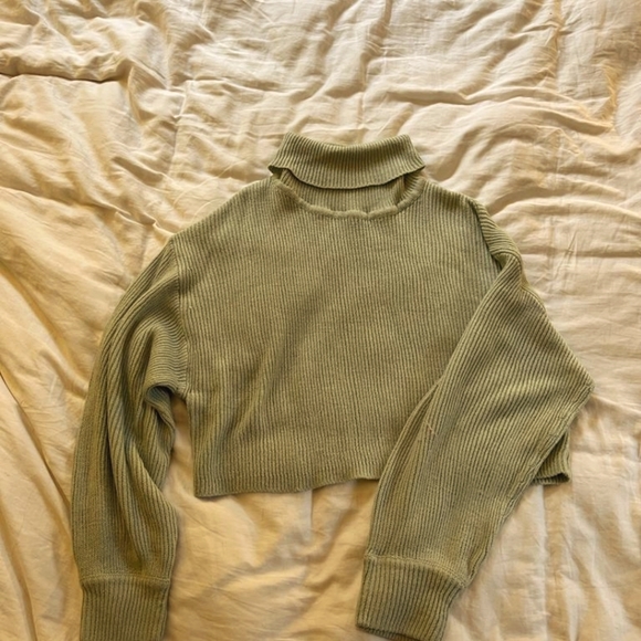 Green turtleneck - Picture 4 of 5
